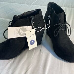 Universal thread wedge boots size 8